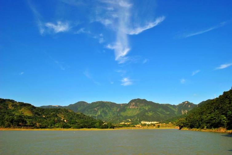 从登云水库登山,走到新开辟的登云景区,沿溪