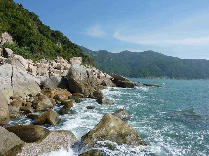 5,鹅公湾海滩山涧飞瀑冲大海