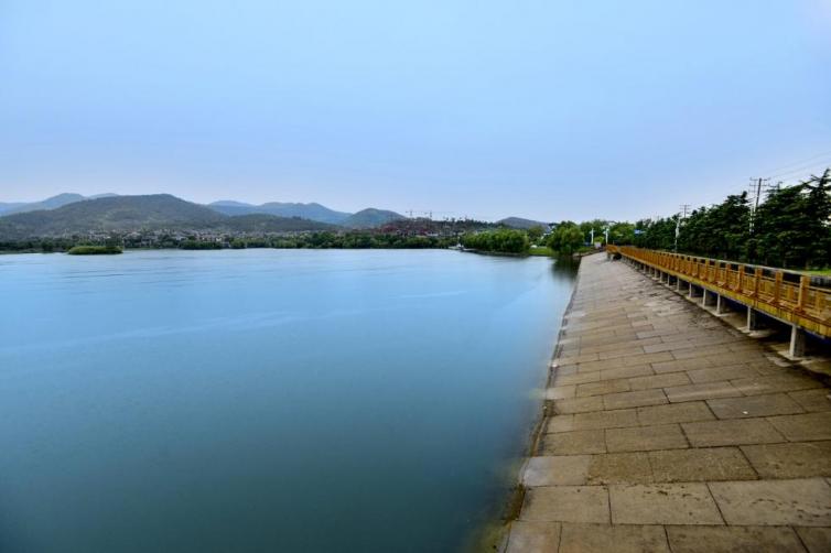 金牛湖风景旅游度假区位于南京六合区东北部的低山丘陵区,地属八百桥