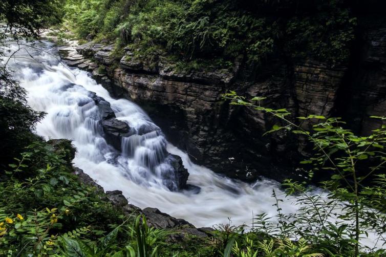 周边美景除了雄峻陡峭的睛隆山脉外,晴隆还有龙洞瀑布,光照湖,三望坪