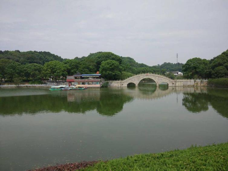岳阳楼位于湖南省岳阳市古城西门城墙之上,下瞰洞庭,前望君山,自古有洞庭天下水,岳阳天下楼之美誉,与湖北武汉黄鹤楼、江西南昌滕王阁并称为江南三大名楼。1988年1月被国务院确定为全国重点文物保护单位。 岳阳楼主楼高19.42米,进深14.54米,宽17.42米,为三层、四柱、飞檐、盔顶、纯木结构。楼中四根楠木金柱直贯楼顶,周围绕以廊、枋、椽、檩互相榫合,结为整体。岳阳楼作为三大名楼中唯一保持原貌的古建筑,其独特的盔顶结构,更是体现古代劳动人民的聪明智慧和能工巧匠的精巧的设计和技能。