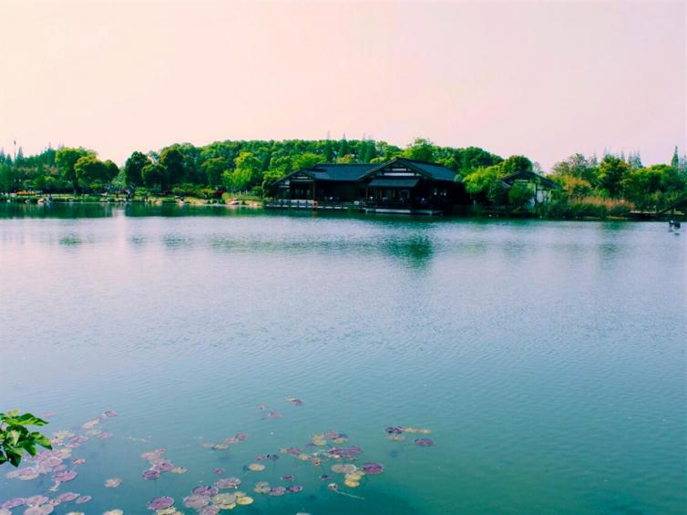 尚湖位于常熟虞山南麓,这一湖一山,是常熟市内必去的旅游景点.