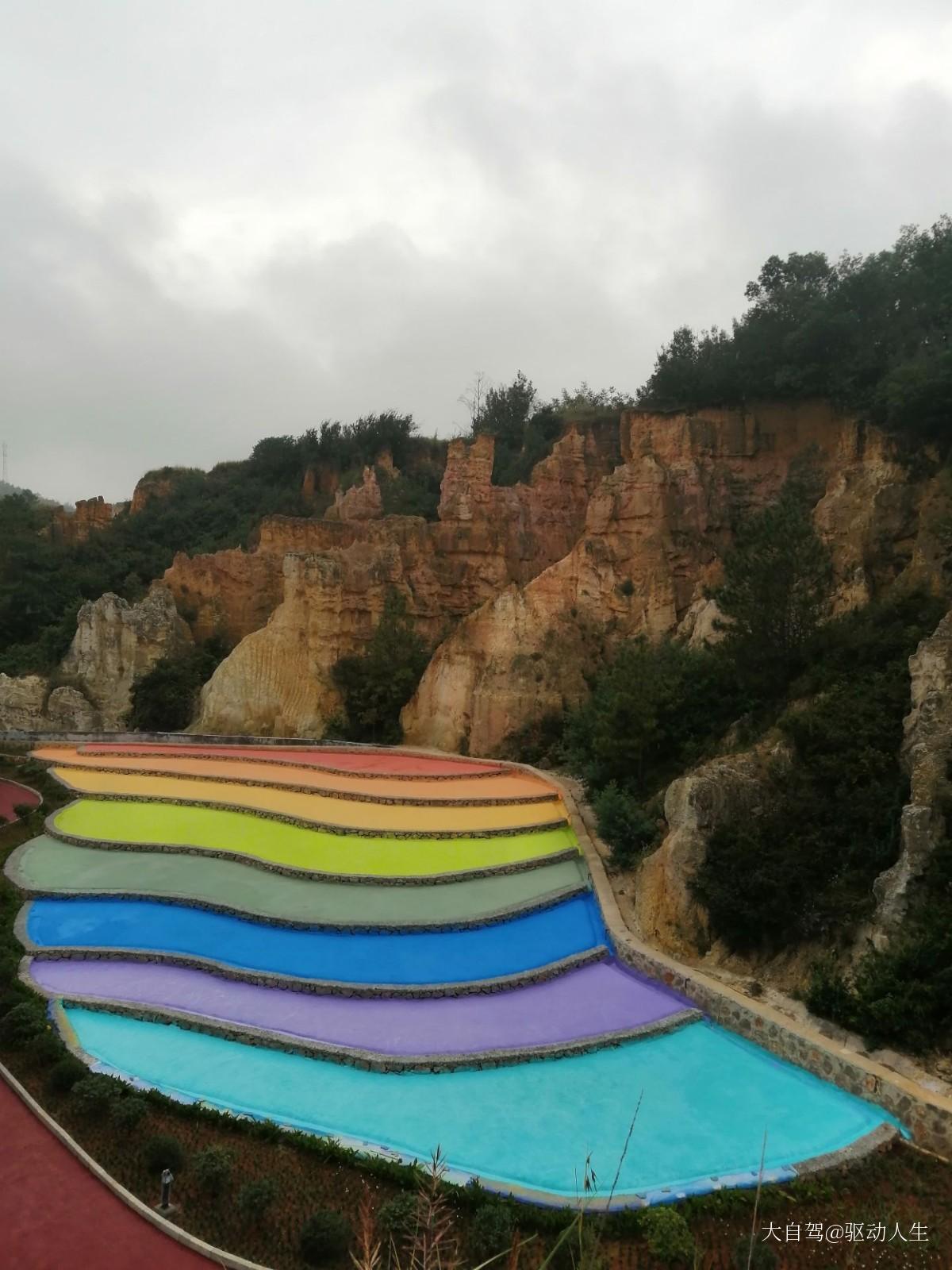 1 免费 陆良彩色沙林 彩色沙林形成于3亿4千万年以前,具有较高旅游