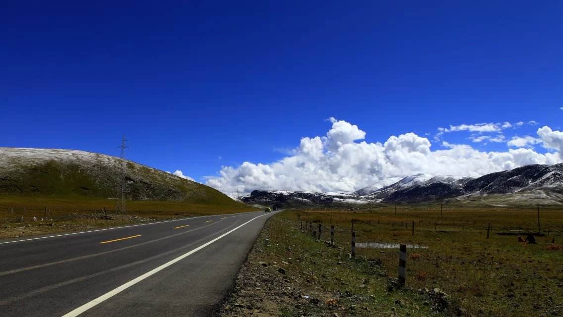 巴塘县境内有规模密度在我国是独一无二的海子山,平均海拔4500米,最高