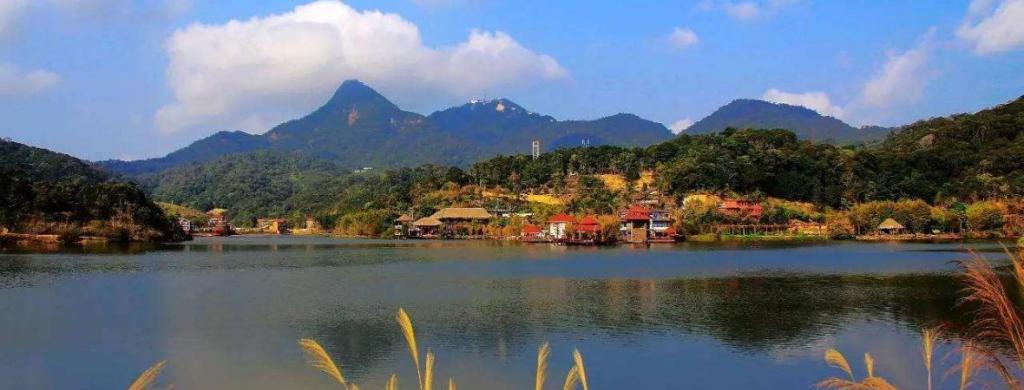 3公里长的银沙海滩等,都颇具旅游开发价值.