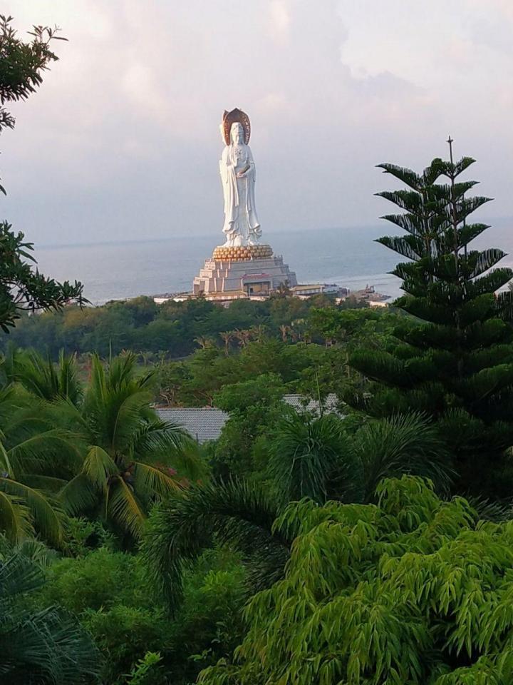 去三亚一定要去南山寺看看南海观音,可以坐电梯上到上面