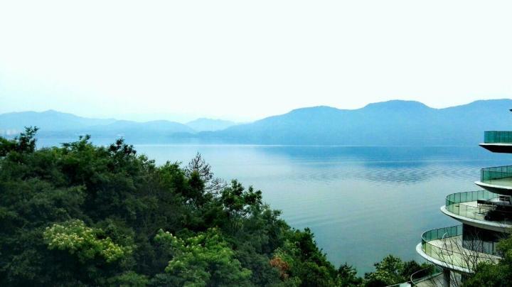早上去看太平湖最好,湖很大,平如镜,上面-黄山自驾游