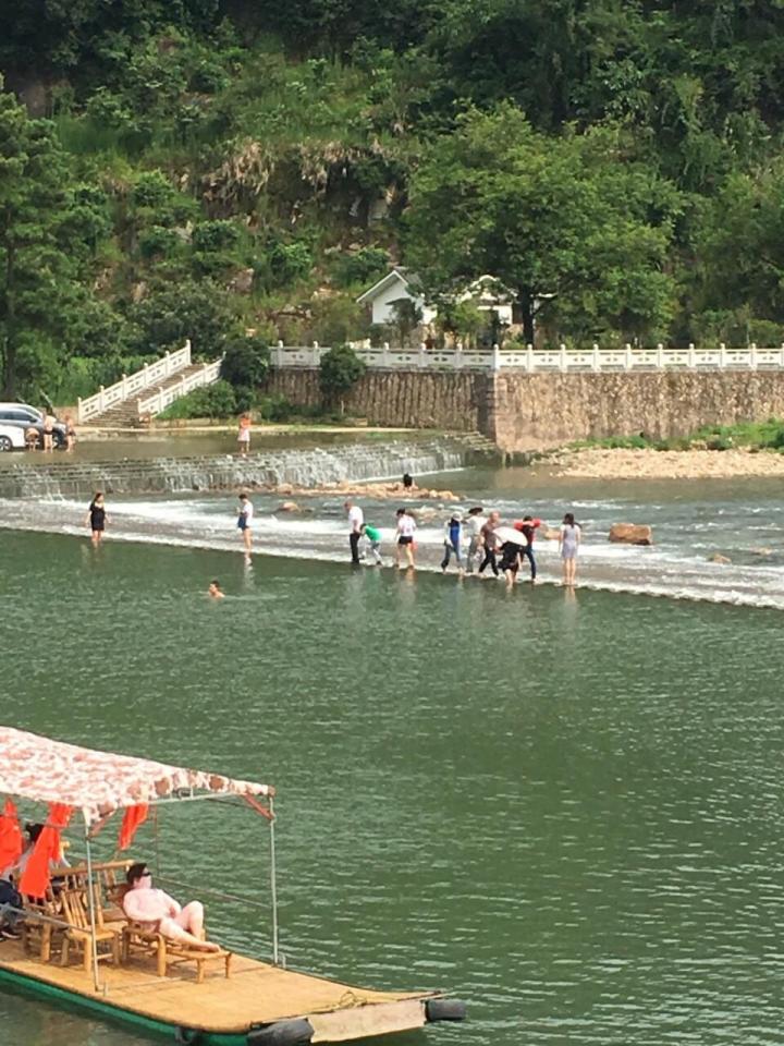 去年去的楠溪江,夏天可以去游泳,漂流,也可以坐竹筏看