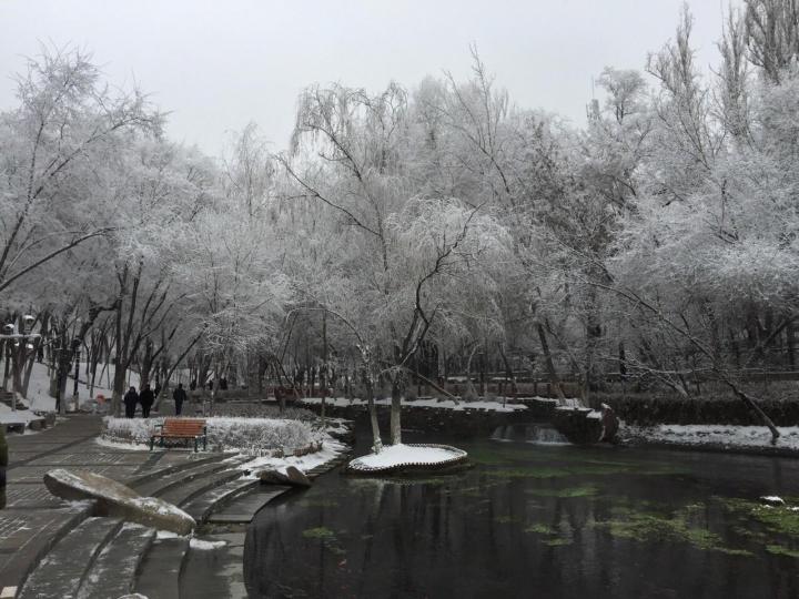 三月初雪天去水磨沟公园游玩,冬天去很不错,一定要在